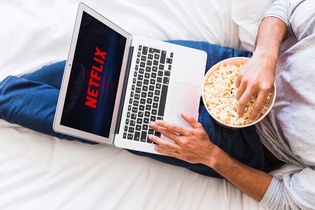 Crop guy with popcorn enjoying series Free Photo