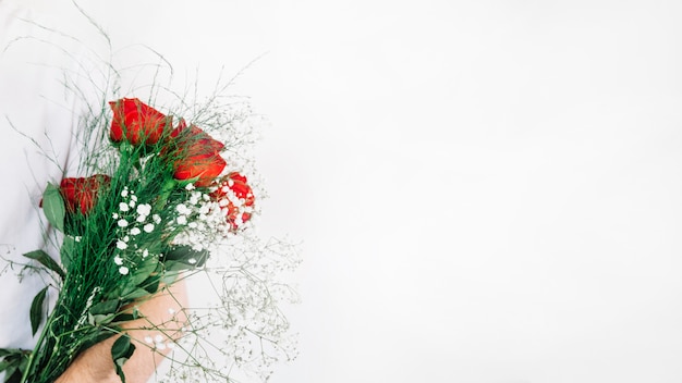 Crop man holding bouquet of roses Free Photo