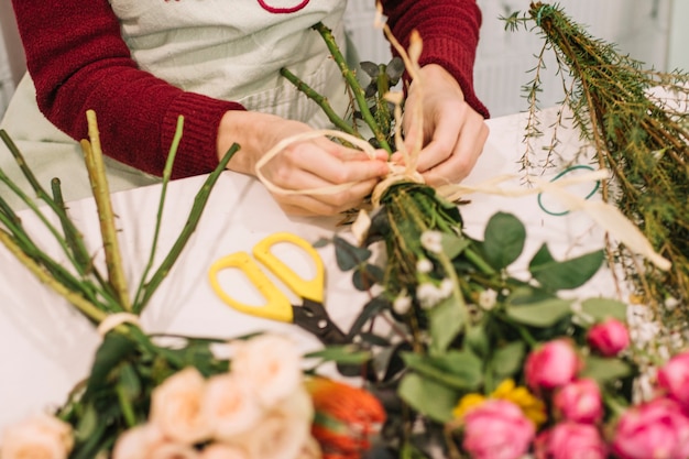 花の花束を作る作物の女性 無料の写真