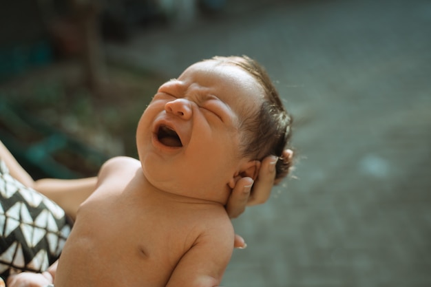 新生児の日光浴赤ちゃんの画像をトリミング プレミアム写真