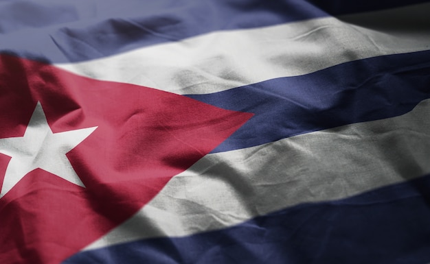 プレミアム写真 しわくちゃのキューバの国旗をクローズアップ