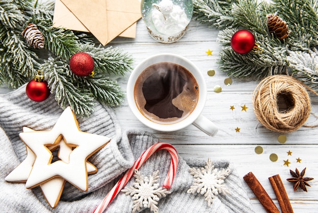 Cup of coffee and christmas decorations Premium Photo