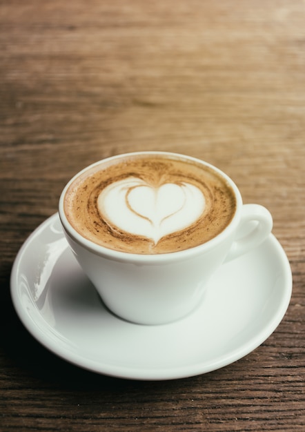 ラテアート ハート型のカップッチーノコーヒー プレミアム写真