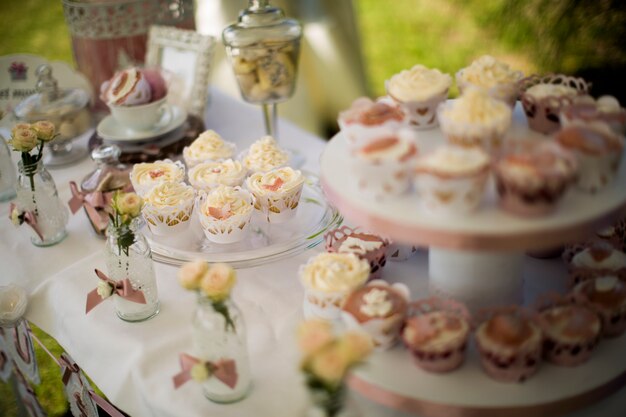 Cupcake table decoration | Premium Photo