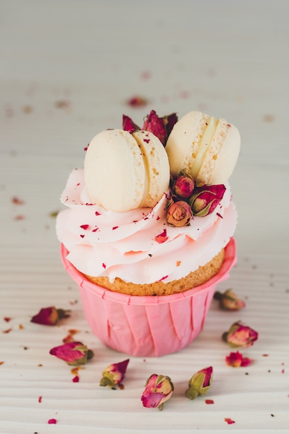 ピンクのクリーム マカロン バラのカップケーキ プレミアム写真