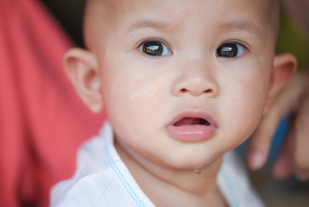 かわいい赤ちゃんのしぶき 顔の赤ちゃん女の子アジア子供子供女の子探しているしたたる プレミアム写真