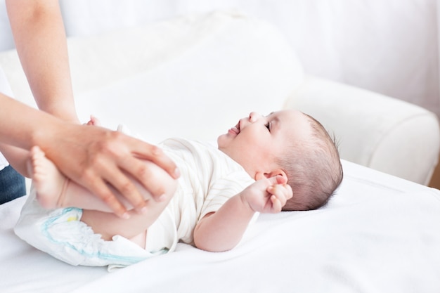 Cách chăm sóc trẻ sơ sinh dưới tháng đầu: Lưu ý cách thay khăn quàng, tã cho bé