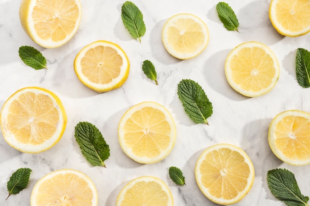 Free Photo | Cute background with slices of lemon