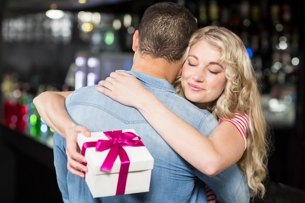 Cute couple hugging having a gift Premium Photo