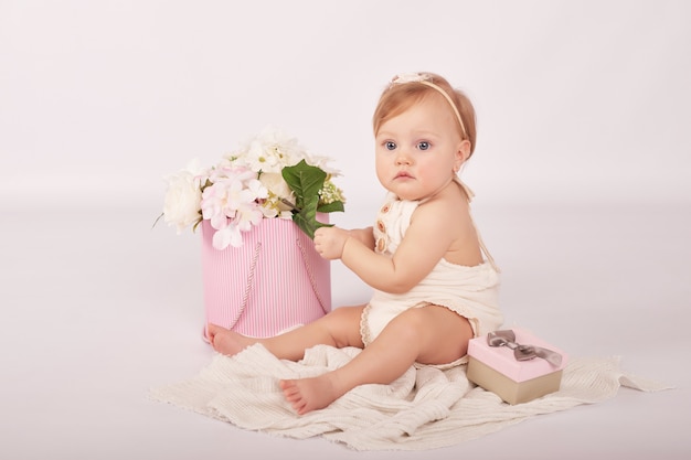 花とかわいい面白い赤ちゃん かわいい女の赤ちゃん プレミアム写真
