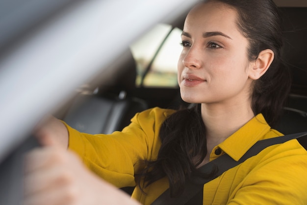 彼女の車を運転してかわいい女の子 無料の写真