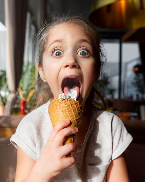 アイスクリームを食べるかわいい女の子 無料の写真