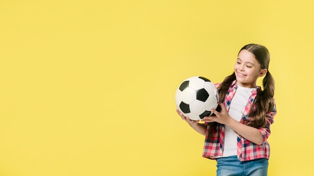 スタジオでサッカーとかわいい女の子 プレミアム写真