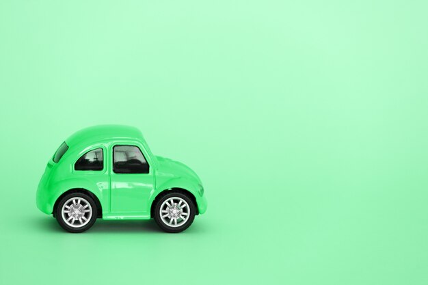 緑の背景のコピースペースに分離されたかわいい緑の車 プレミアム写真
