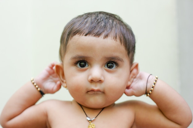 かわいいインドの赤ちゃん女の子 プレミアム写真
