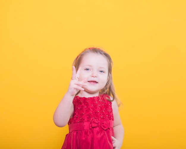 Cute litte bridesmaid Free Photo