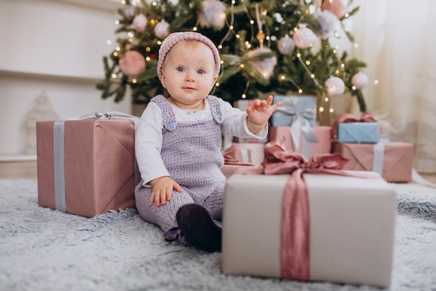 クリスマスプレゼントで座っているかわいい赤ちゃん女の子 無料の写真