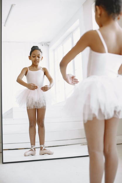 Oxide input Fremtrædende Free Photo | Cute little ballerina. child dancing in the room. kid in dance  class.