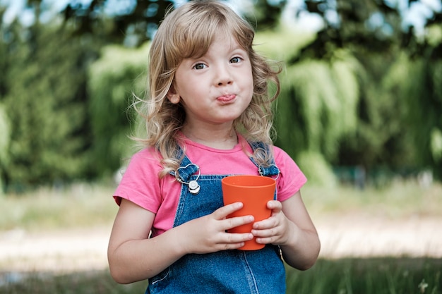 彼女の唇をすぼめるかわいいブロンドの女の子 プレミアム写真