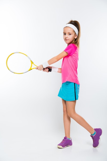 白い背景の上の彼女の手でテニスラケットでかわいい女の子 プレミアム写真