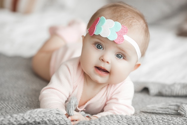 自宅の寝室でかわいい小さな赤ちゃん 屋内の幼児 6ヶ月目の子供の肖像画 愛らしいかわいい女の子 プレミアム写真