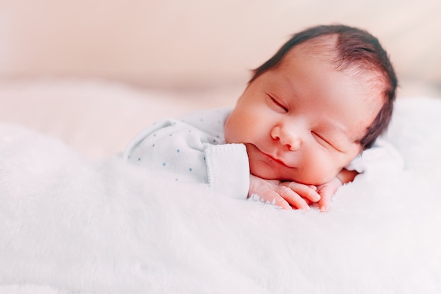 かわいい新生児のブルネテ赤ちゃん プレミアム写真