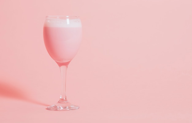 ワイングラスにかわいいピンクの派手な飲み物 無料の写真