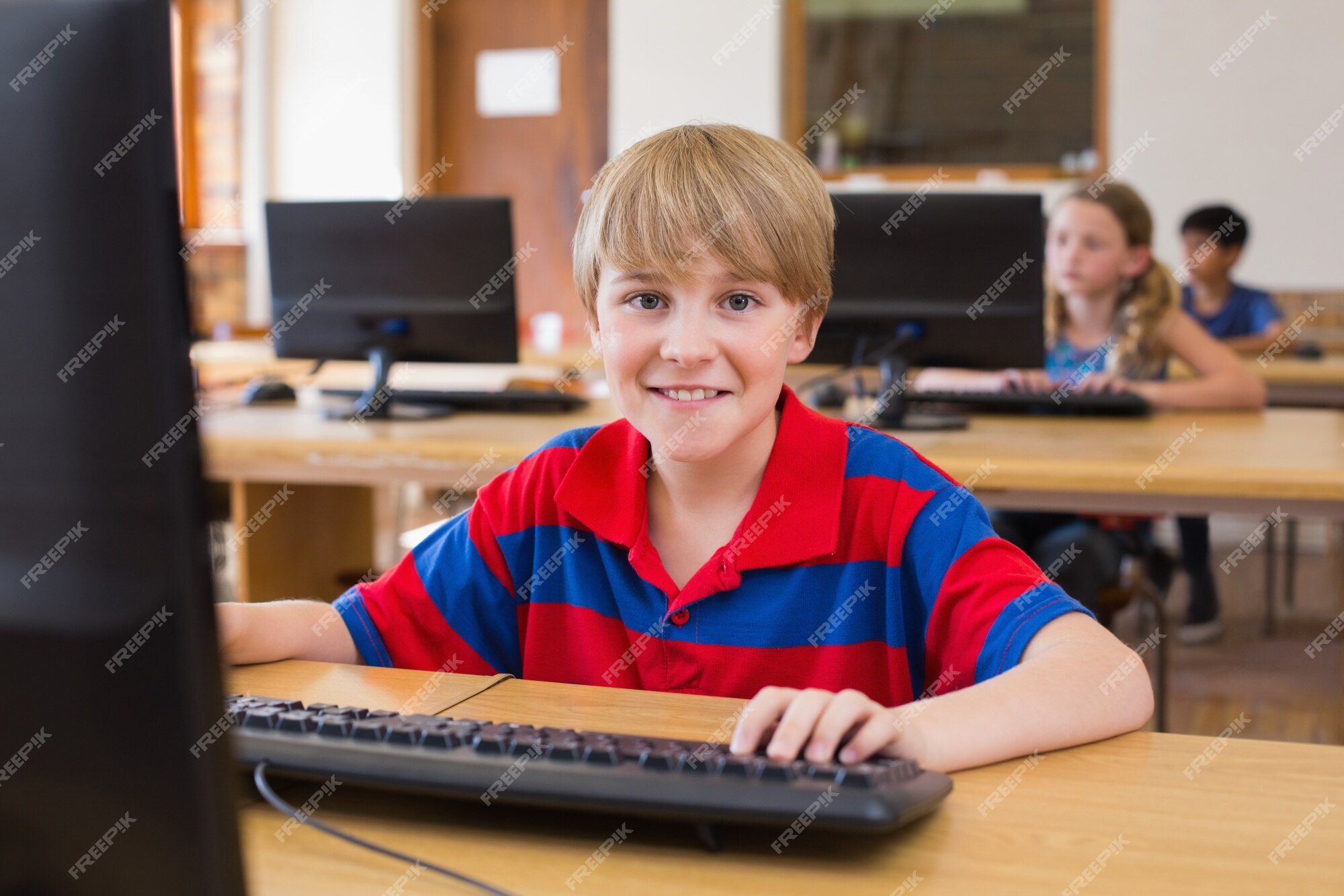 premium-photo-cute-pupil-in-computer-class