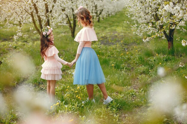 Free Photo  Cute and stylish family in a spring park