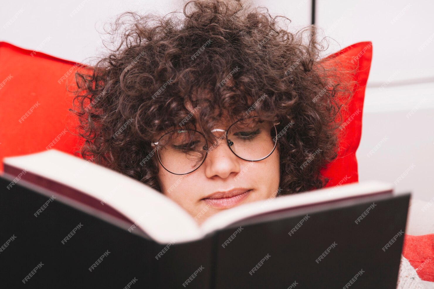 Free Photo | Cute teenager reading book