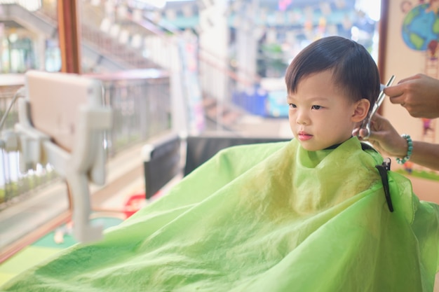 かわいい心配小さなアジア3 4歳の幼児男の子の髪型を取得 プレミアム写真