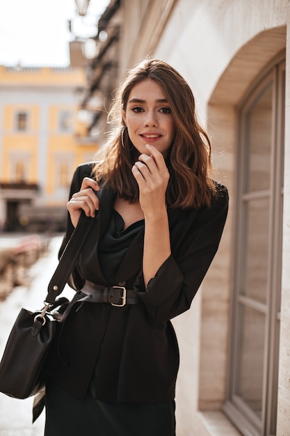 Ærlig Kontoret input Free Photo | Cute young girl with medium wavy hairstyle, modern makeup,  green silk dress, black jacket and stylish accessories posing on daylight  street and looking at front