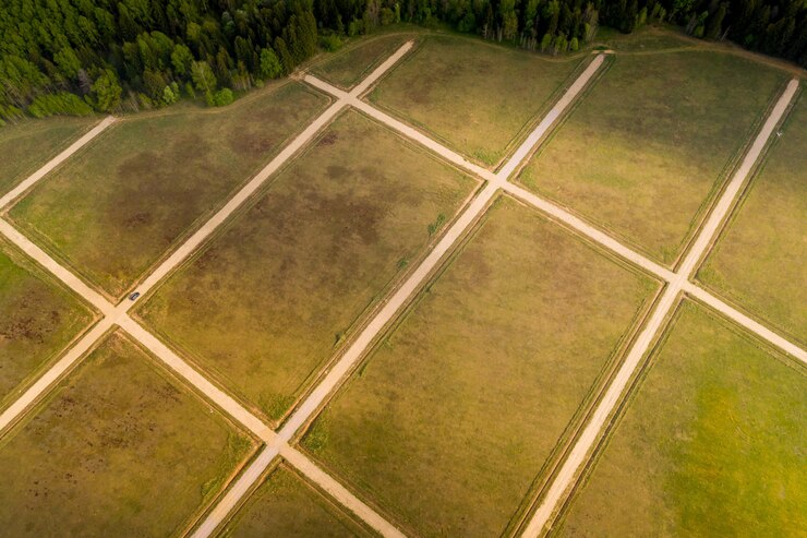 Premium Photo | Cutting of land plots with expensive cottages in autumn ...