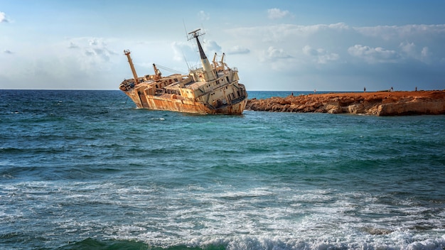 キプロス パフォス 難破船 船は沿岸の岩に墜落した 地中海の海岸でさびた船 キプロスの観光スポット プレミアム写真