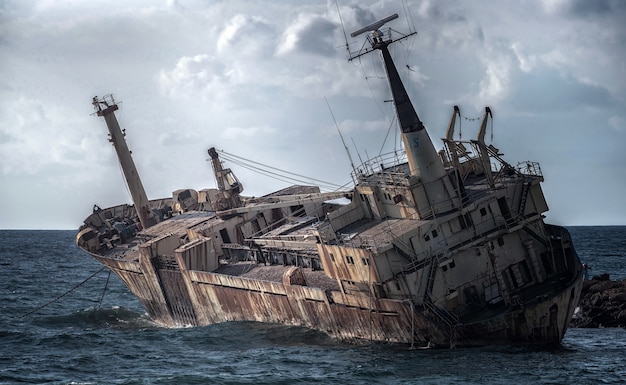 キプロス パフォス 難破船 船は沿岸の岩に墜落した 地中海の海岸でさびた船 キプロスの観光スポット プレミアム写真