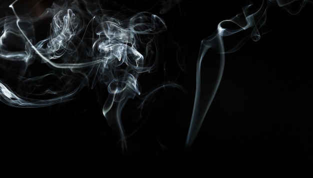 煙のシルエットと暗い背景 無料の写真