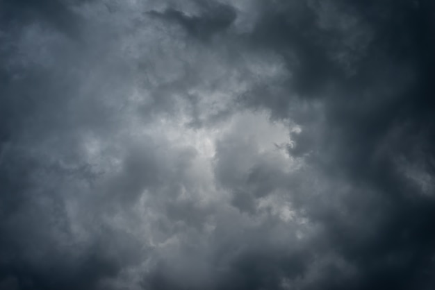 空に暗い黒い雲 嵐の雨の雲の背景 プレミアム写真