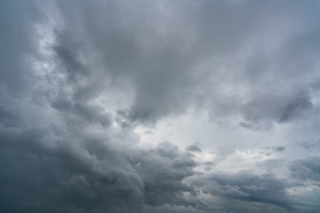暗い劇的な空と雲 死と悲しい概念の背景 Cloudscape プレミアム写真