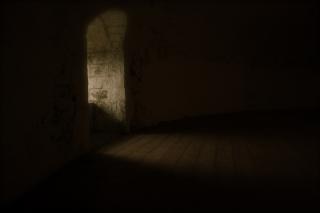 暗い部屋の窓 無料の写真