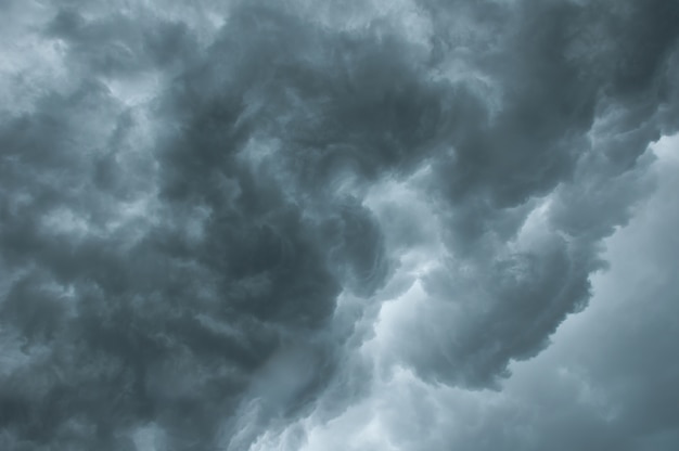 雨の前の暗い空と黒い雲 劇的な黒い雲と雷雨 プレミアム写真