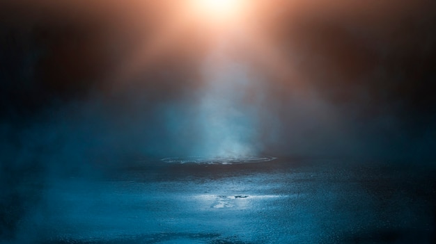 水中の光線の暗い通りの濡れたアスファルト反射抽象的な濃い青の煙のスモッグ空の暗いシーンネオンライトスポットライト プレミアム写真