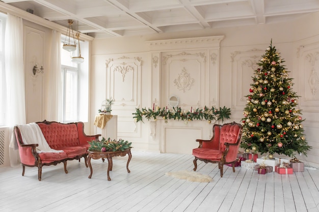 飾られたクリスマスツリーのある部屋の装飾 プレミアム写真