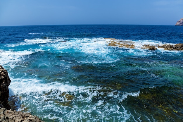 ゴゾの世界的に有名なアズールウィンドウの深い青色の穴 島の地中海の自然は美しいマルタで不思議に思う プレミアム写真