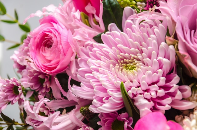 ピンクのアスターと新鮮な花の繊細な新鮮な花束 プレミアム写真