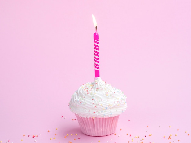 ピンクのキャンドルで美味しい誕生日マフィン 無料の写真