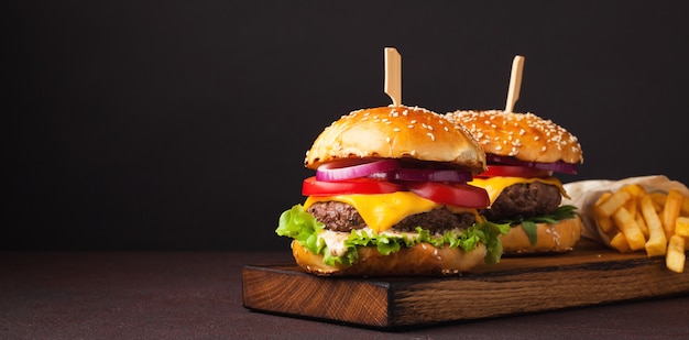 Delicious fresh home made burger. Premium Photo