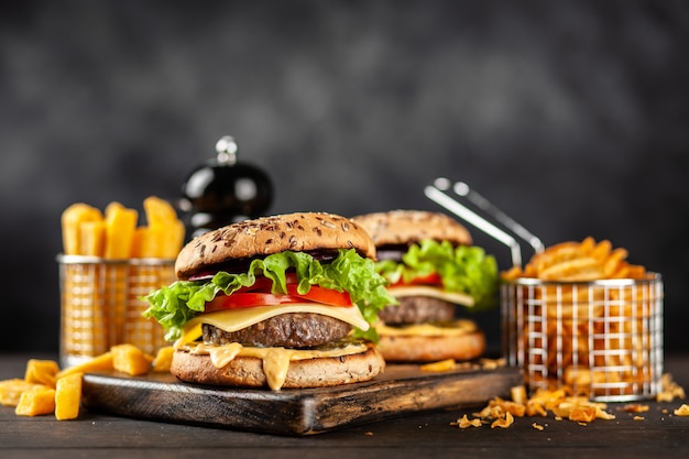 Delicious grilled burgers Premium Photo