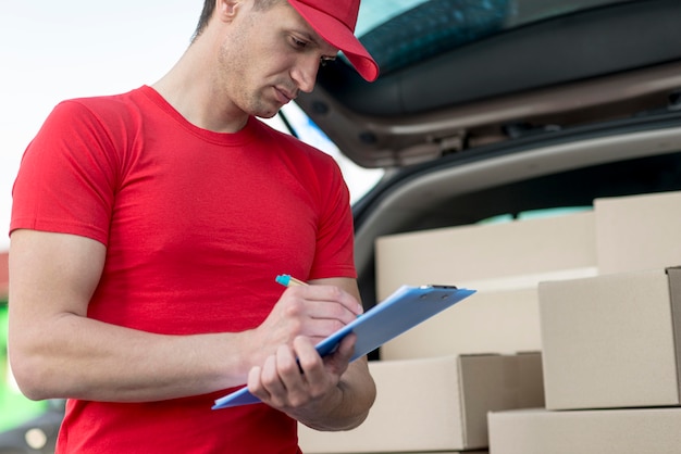 Delivery guy signing document | Free Photo