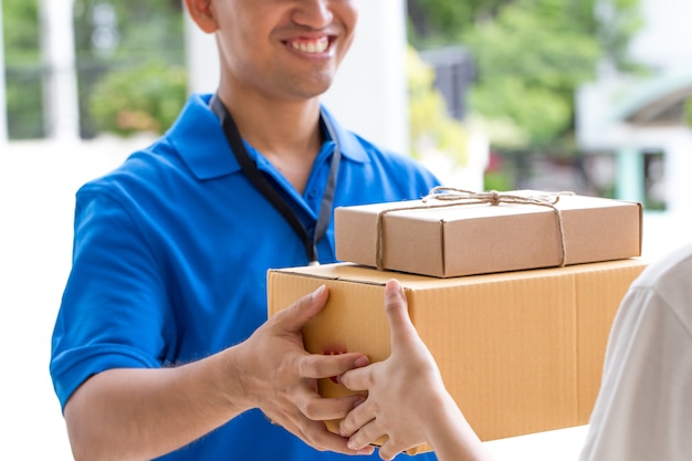 Premium Photo Delivery Man Holding Parcel Box Give To Customer 5514