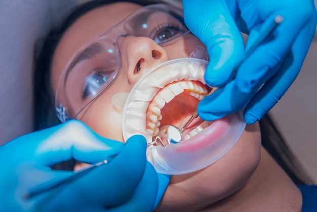 Dental treatment with expander. modern technology Premium Photo